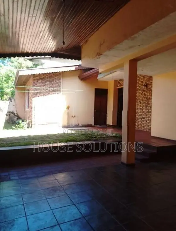 🌿 14 Perches Land for Sale with Large Two-Storey House – Mount Lavinia