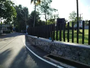 රත්මල්දේණිය පාරට මුහුනලා බිම් කොටසක් විකිණීමට