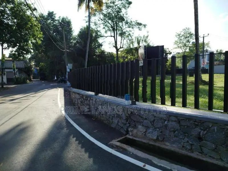 රත්මල්දේණිය පාරට මුහුනලා බිම් කොටසක් විකිණීමට