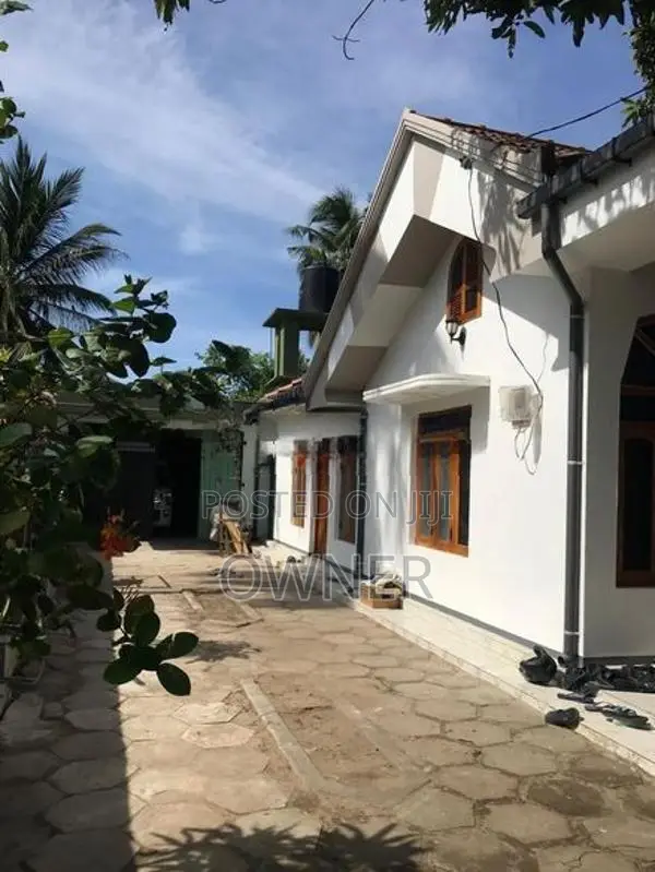 Beautiful Spacious House for Sale in Akkarepattu
