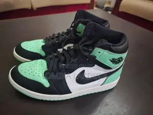 Jordan 1 High OG Green Glow Shoe