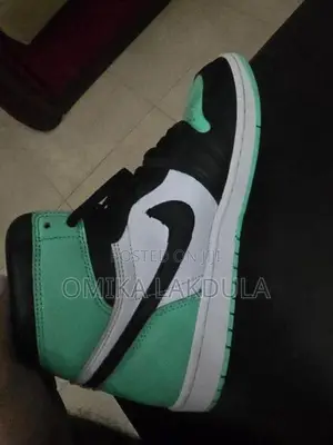 Jordan 1 High OG Green Glow Shoe