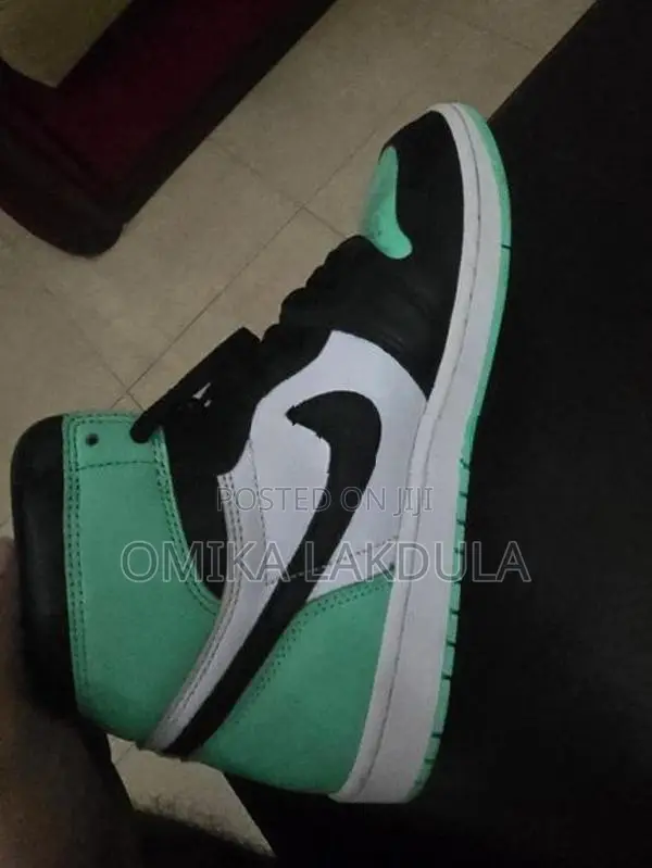 Jordan 1 High OG Green Glow Shoe