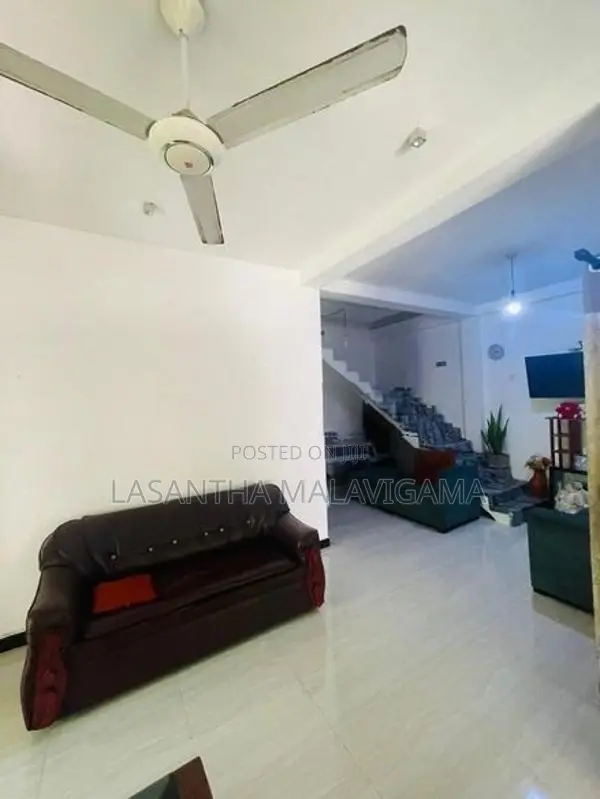 Two storey House for sale in Athurugiriya