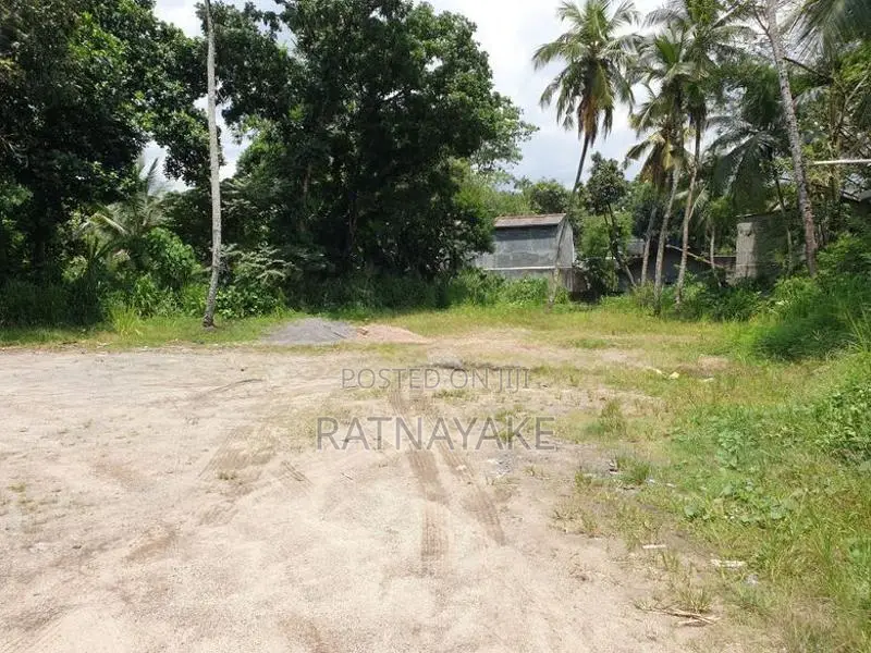 Land for Lease 700m from Nawagamuwa Junct with Road 100ft Frontage