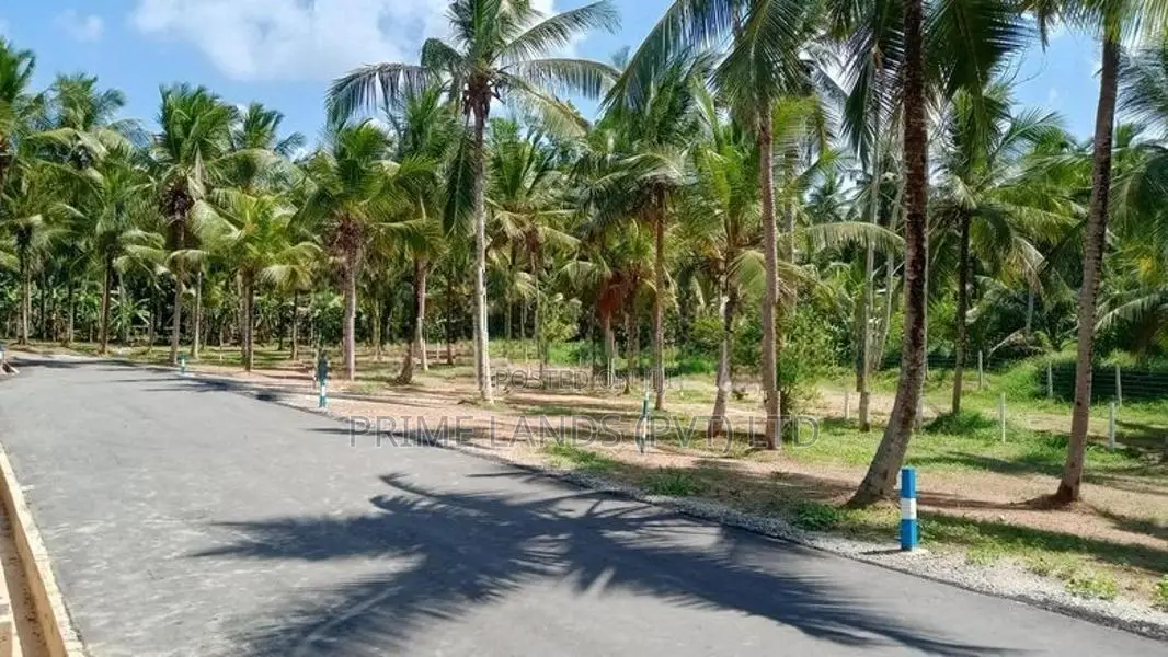 කඩවත 210 බස් මාර්ගට සමීපව බිම් කොටස්