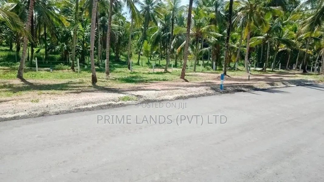 කඩවත 210 බස් මාර්ගට සමීපව බිම් කොටස්