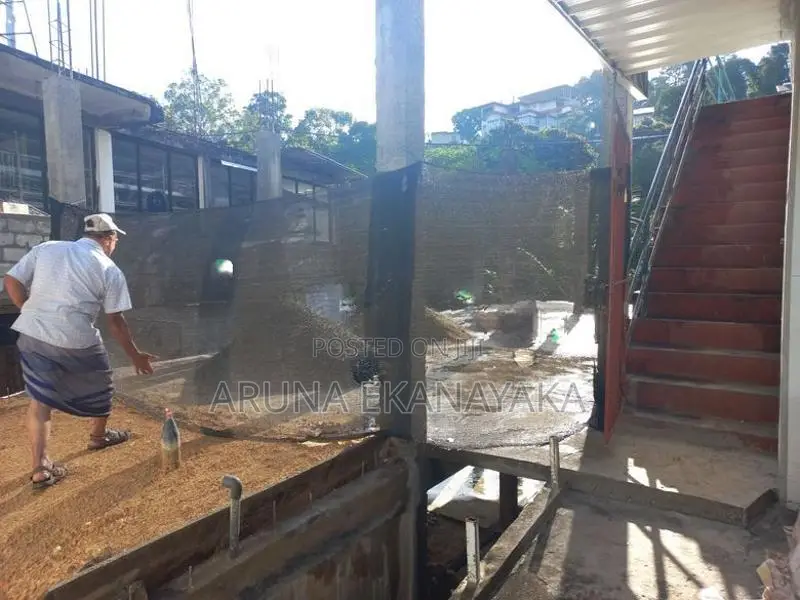 බදුල්ල පාරට මුහුණලා ගොඩනැගිල්ලක් විකිණීමට