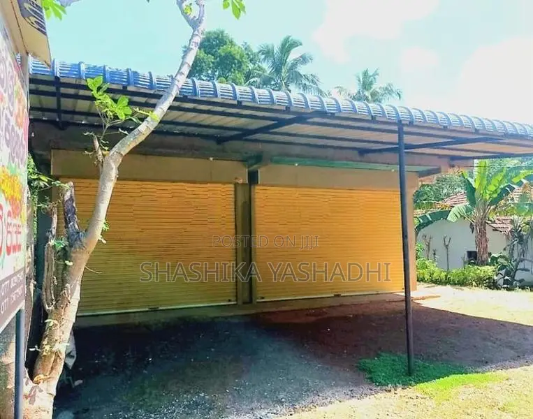 කොළඹ මොණරාගල ප්‍රධාන මාර්ගයයට මුහුණලා ඉඩමක් සමග කඩකාමර 2ක් විකිණීමට