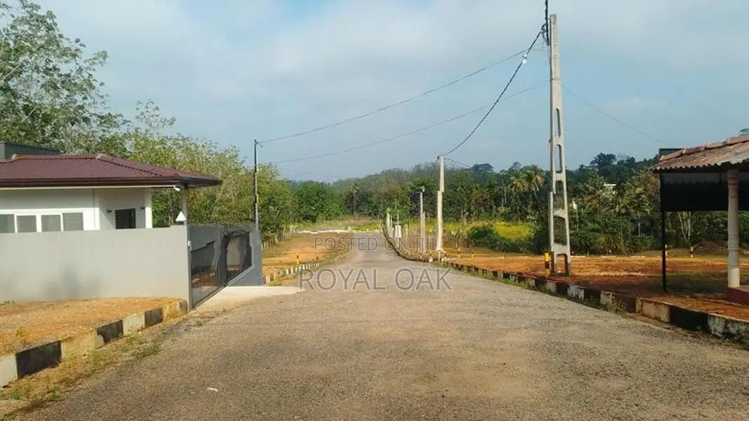 මීගොඩ අටීගලින් අගනා බිම් කොටස්