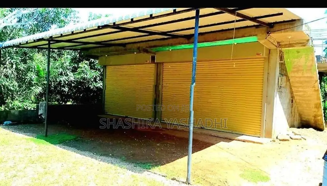 කොළඹ මොණරාගල ප්‍රධාන මාර්ගයයට මුහුණ ලා කඩකාමරයක් සමග ඉඩමක් විකිණීමට ඇත