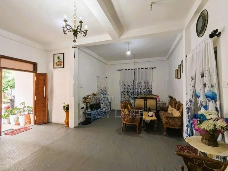 නයිවල දෙවලපොලින් තෙමහල් නිවසක්