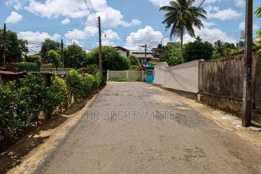 Land with house for sale in Kottawa