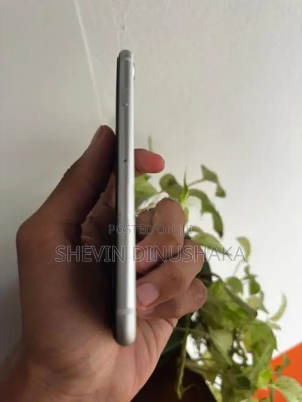 Apple iPhone SE 2 (Used)