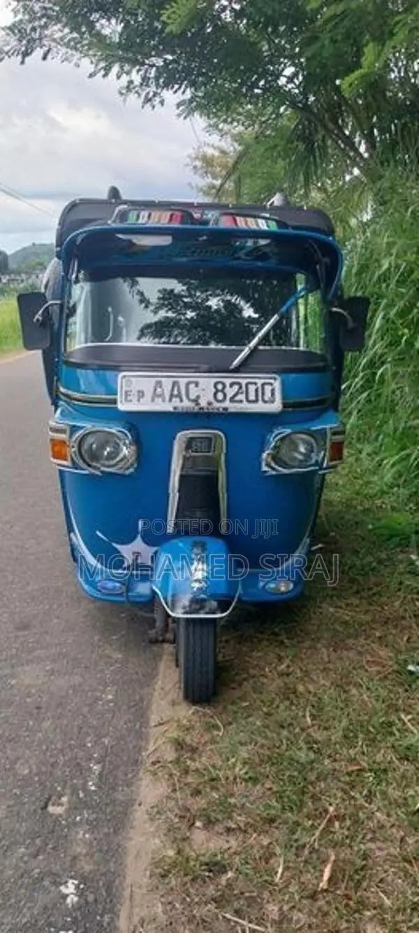 Bajaj RE 205 2012