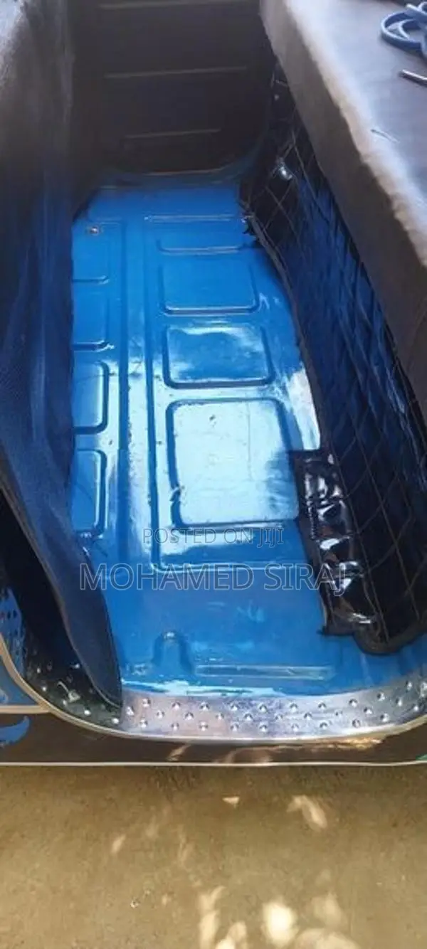 Bajaj RE 205 2012