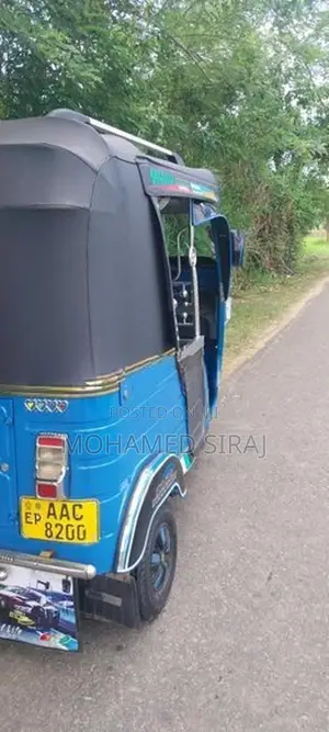 Bajaj RE 205 2012