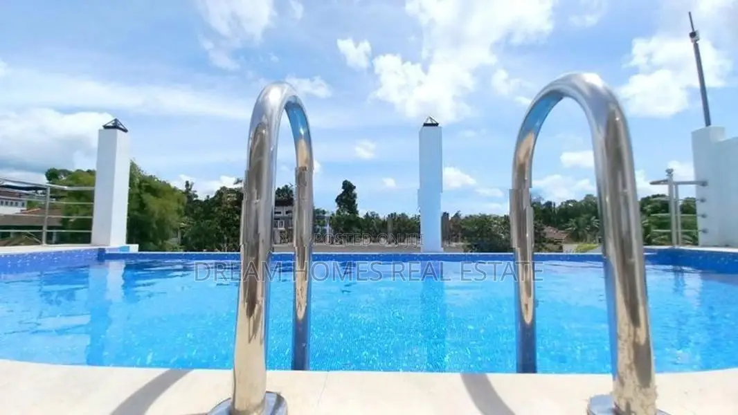 Luxurious 5BR House with Rooftop Pool and Pub |Kottawa,
