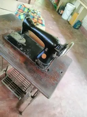 ගොඩක් පරණ මහණ මැෂිමක්