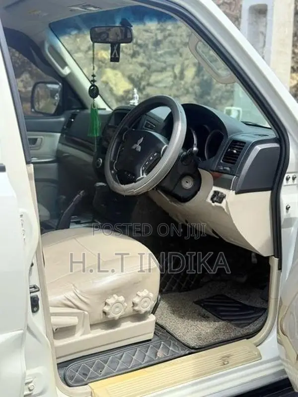 Mitsubishi Montero 2013