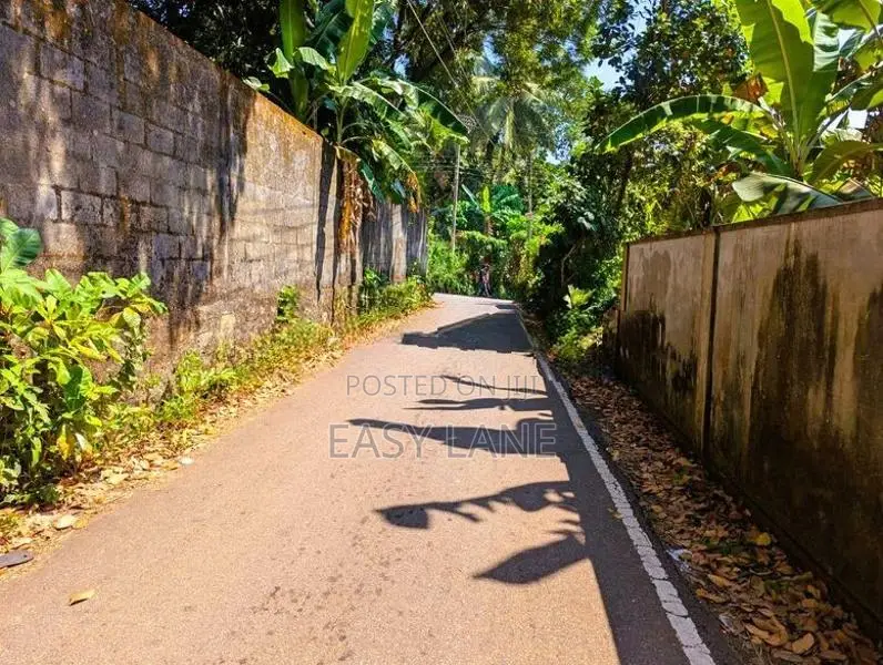 අතුරුගිරිය – මුල්ලේගමෙන් වටිනා ඉඩමක්