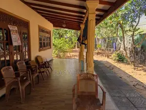 අතුරුගිරියෙන් කාපට් පාරට මුහුනලා නිවසක් විකිණීමට