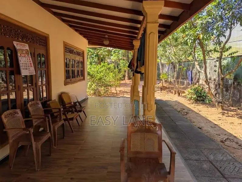 අතුරුගිරියෙන් කාපට් පාරට මුහුනලා නිවසක් විකිණීමට