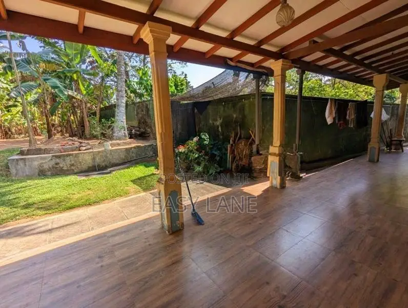 අතුරුගිරියෙන් කාපට් පාරට මුහුනලා නිවසක් විකිණීමට