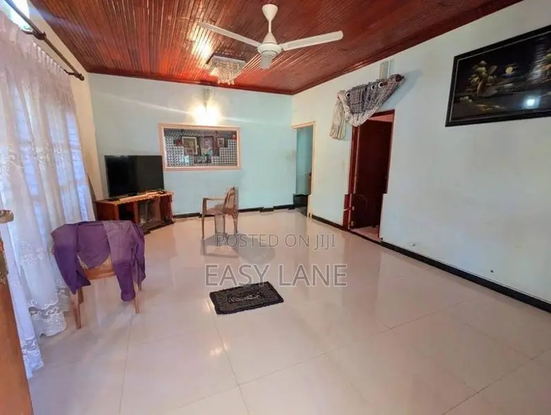 අතුරුගිරියෙන් කාපට් පාරට මුහුනලා නිවසක් විකිණීමට