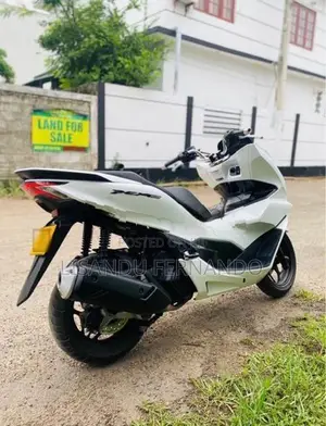 Honda PCX160 Pearl White 2024