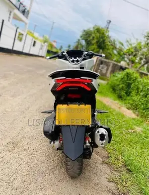 Honda PCX160 Pearl White 2024