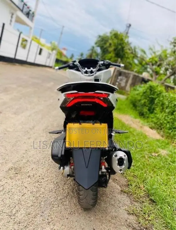 Honda PCX160 Pearl White 2024