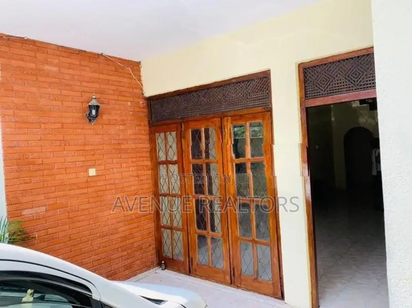 5BR House for Sale in Pitakotte