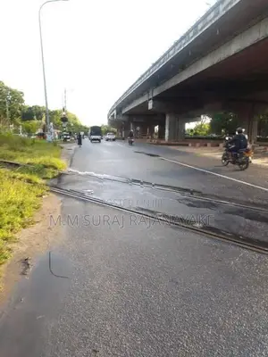 කටුනායක 18 කණුවෙන් ඉඩමක් විකිණීමට