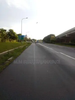 කටුනායක 18 කණුවෙන් ඉඩමක් විකිණීමට