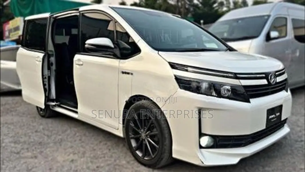 Toyota Voxy Zwr80 G Radiator Grille