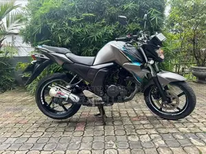 Yamaha FZs V2 On Light 2017