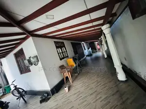 මාතර නගරයෙන් දෙමහල් නිවසක් (පවුල් තුනකට බදු දිය හැක)