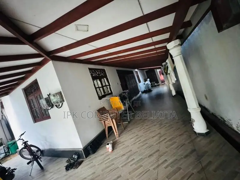 මාතර නගරයෙන් දෙමහල් නිවසක් (පවුල් තුනකට බදු දිය හැක)