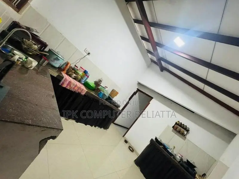 මාතර නගරයෙන් දෙමහල් නිවසක් (පවුල් තුනකට බදු දිය හැක)