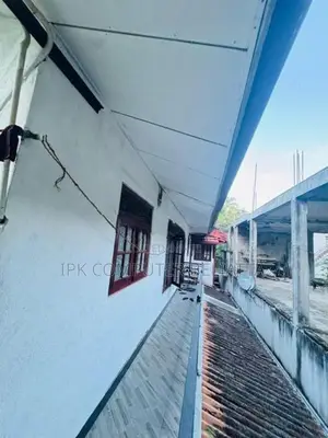 මාතර නගරයෙන් දෙමහල් නිවසක් (පවුල් තුනකට බදු දිය හැක)