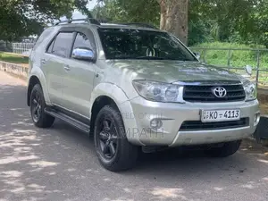Toyota Fortuner 2011
