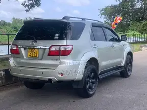 Toyota Fortuner 2011