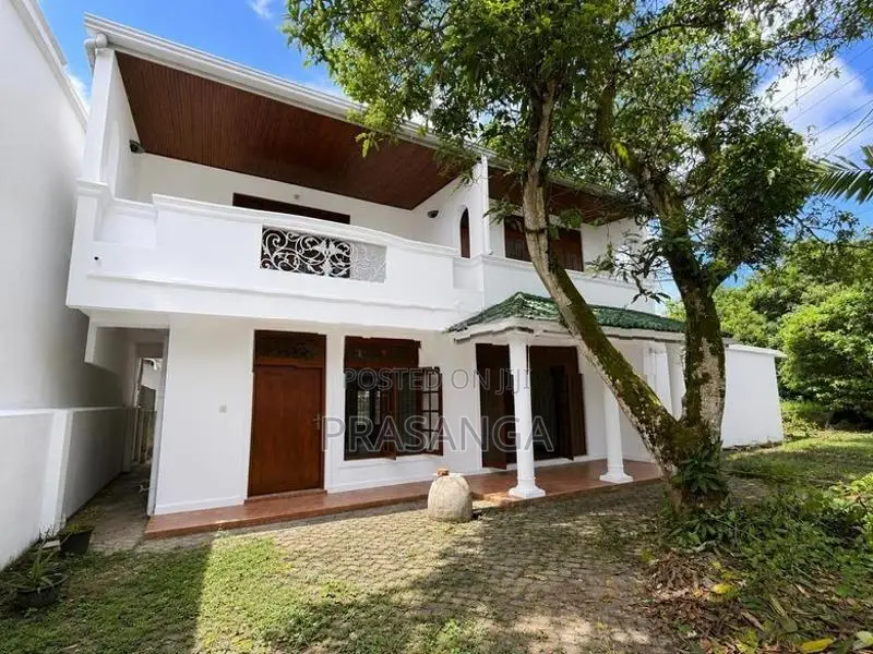 Prime Land with House for Sale: Pelawatte
