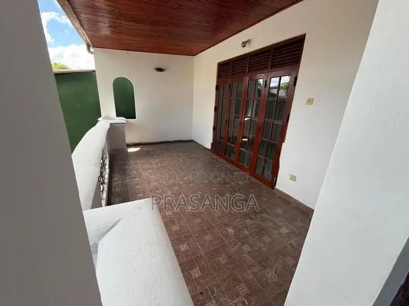 Prime Land with House for Sale: Pelawatte