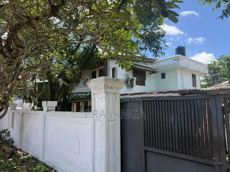 Prime Land with House for Sale: Pelawatte