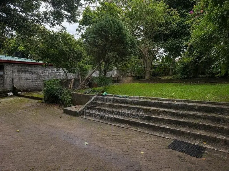 Prime Land with House for Sale: Pelawatte