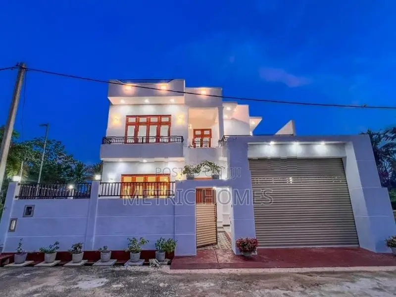 Luxury Box type elegant look 3 sored house sale negombo