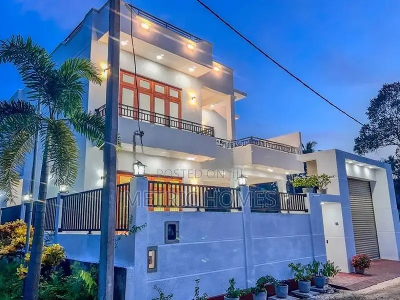 Luxury Box type elegant look 3 sored house sale negombo