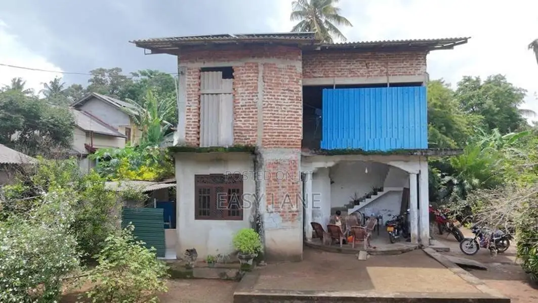 නිට්ටඹුව – වේයන්ගොඩ කටුනායක බස් මාර්ගයට මායිම් දෙමහල් නිවසක්